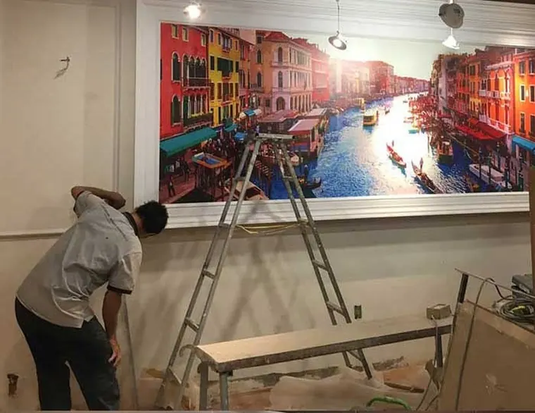 Lắp đặt tranh khung khổ lớn tại công trình